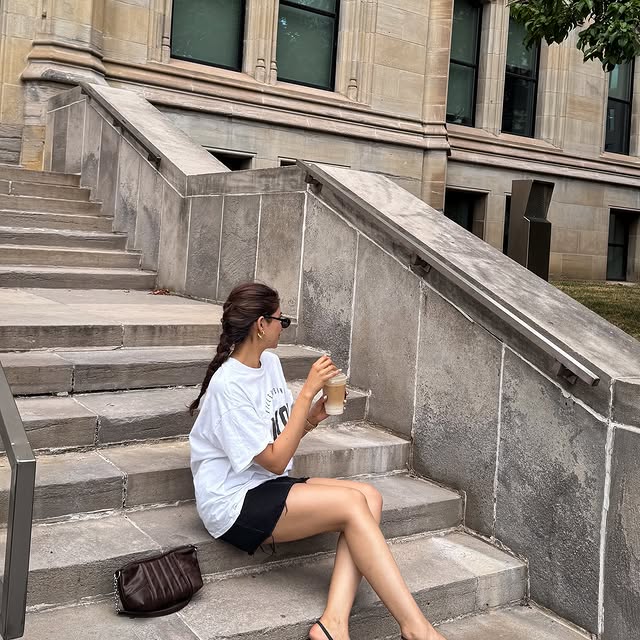 Nav Sekhon: oversized t-shirts girl forever 🤍
.
.
#summerinthecity #citygirloutfit #casualstreetstyle #torontocontentcreator #toro