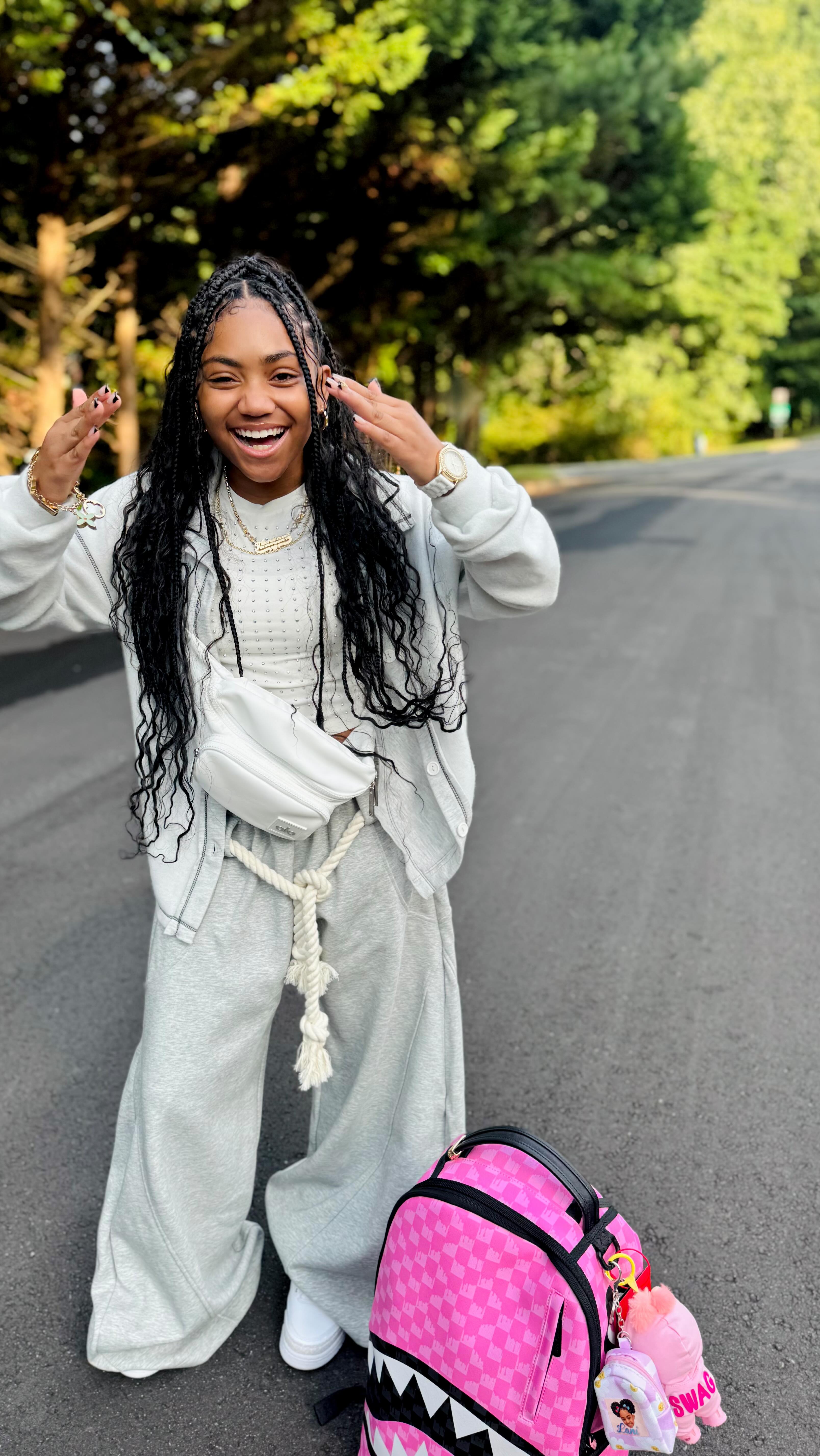 Khalani Simon: GRWM FOR MY FIRST DAY OF MIDDLE SCHOOL 🏫🥹🤞🏽
RATE MY OUTFIT IN THE COMMENTS 🥰
FULL VLOG COMING ON YOUTUBE MAKE SUR