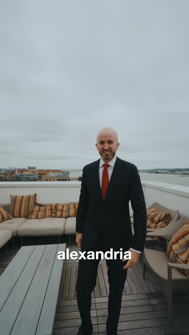 Matt Leighton: Welcome to this stunning corner unit with sweeping views of Old Town Alexandria!
🛌 1 bedroom
🪟 Floor to ceiling windo