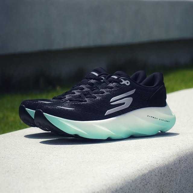 SKECHERS Italia: Più lontano, più veloce con le AERO Burst.
#ComforThatPerforms @skechers_running
(Style: 172210_BKW)