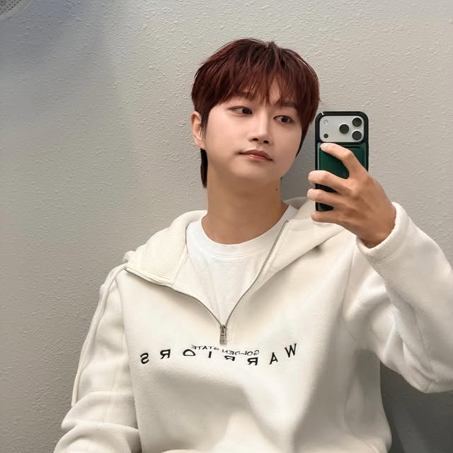 SKYE 스카이: 8년 동안 SKYE 그리고 IN2IT이라는 이름으로 멤버들과 같은 목표를 향해 걸어왔습니다.
잘하고 있는지 몰라서
스스로 걸어가던 길을 의심하던 날도 많았고
언제까지 갈 수 있는지에 대한 두려웠던 순간도 많았지만