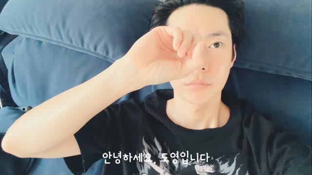 Doyoung: 도영입니다.
제가 입대를 하게 되었어요.
많은 분들이 알고 계신다고 생각이 들어서
입대 소식에 관한 이야기보다는,
제가 지금까지 일을 하면서 들었던 생각들과 마음들을
여러분에게 조금이나마 나누어 보고 싶은 마음에