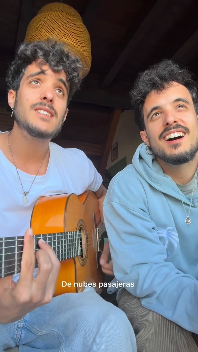 Morochos: El primer recuerdo de viaje en familia a la montaña lo hicimos escuchando sus primeros discos. Nos hace especial ilusión