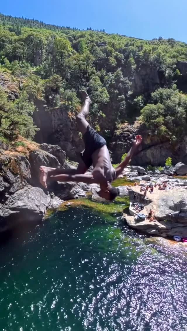 Lucas: Signature trick, @fullsendaj chilling 🔥
What a pleasure to meet a cliff jumper that creative !
🎥 shot with @insta36