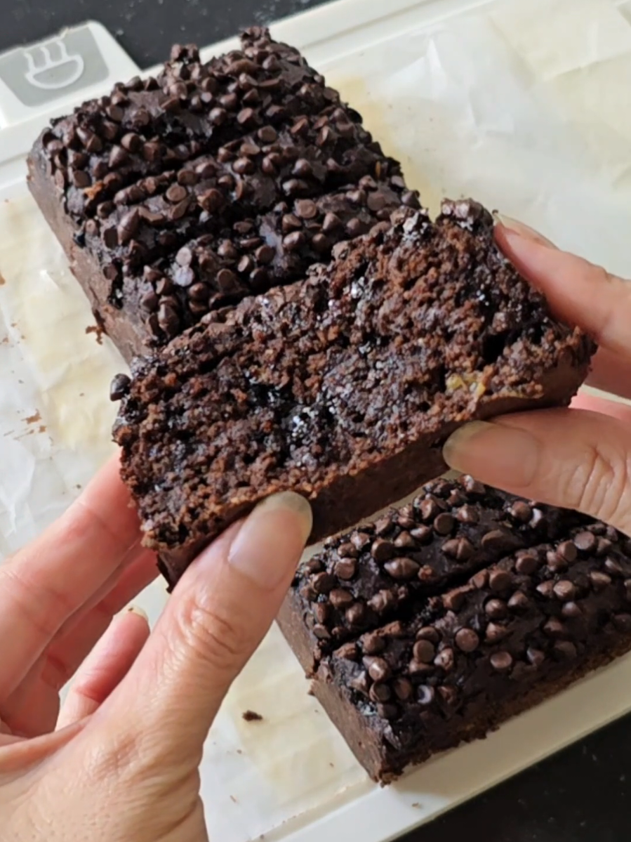 Hel: Double choco oatmeal banana bread. Nyoklat banget. Resep bisa cek youtube cookingwithhel, link di bio (linktr)