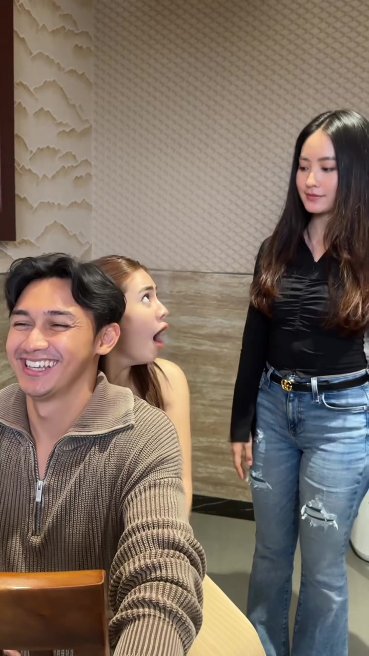 Felicya Angelista: Nah kan Natasha Wilontongnya muncul.. ga ikut2an aku sih.. Nntn CINTA SEDALAM RINDU setiap hari jam 19.55 wib di SCTV!�