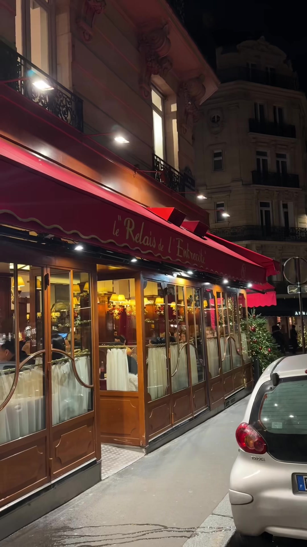 Floris J.: das war so lecker!!! Ort: Relais de l’Entrecôte 📍15 Rue Marbeuf #paris #lerelaisdelentrecote #hypespot