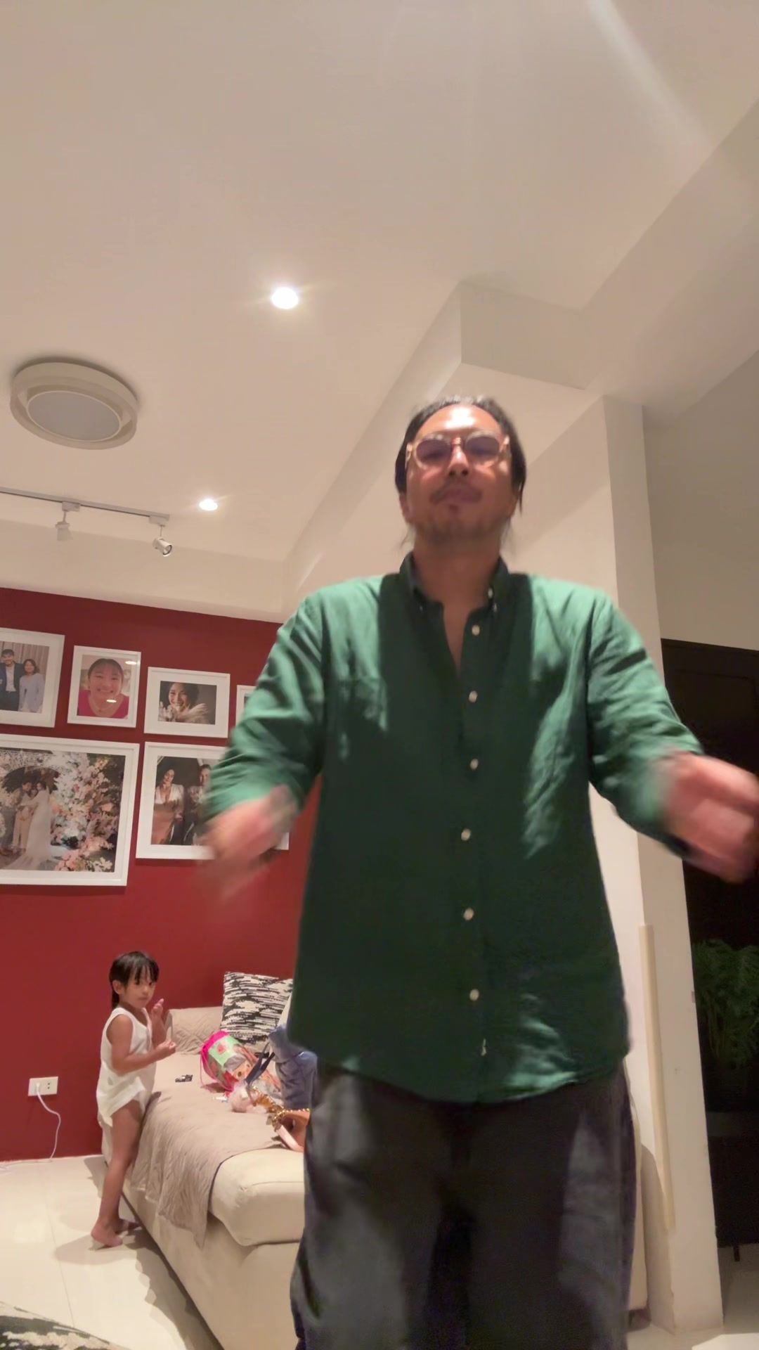 Benj Manalo: Nakasayaw din. 🤣@Lovely Manalo